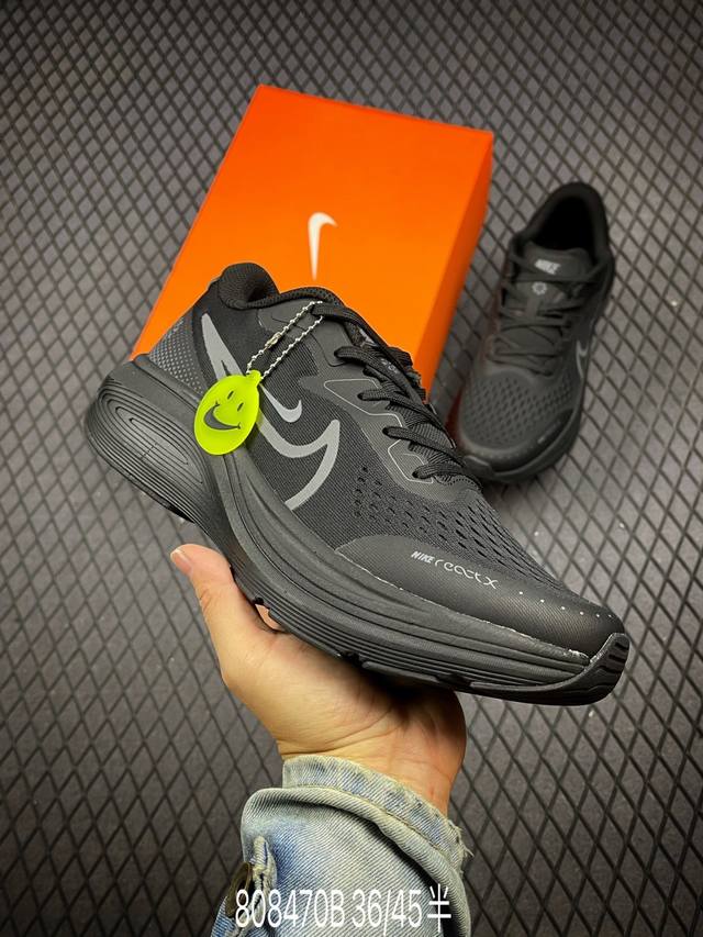 Nike Air Alphazoom 轻量跑鞋 这款新出的air Zoom在配色和设计上利用其复古友好的层次感，充分利用白色，为设计提供深度和必要的对比度。为了