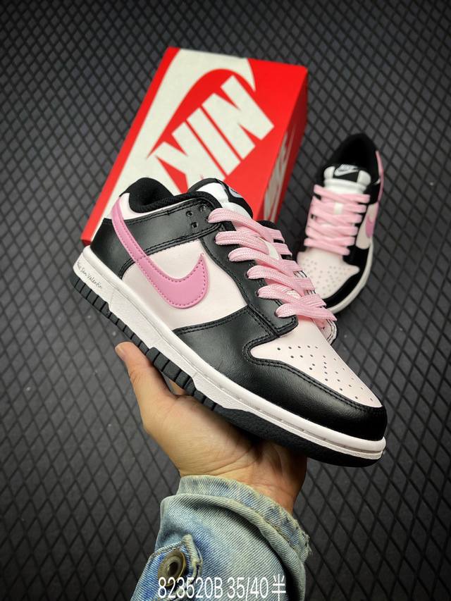 公司级nike Dunk Black Pink 雾野樱花 黑粉 此款设计灵感来自于雾野樱花，在鞋面展现出樱花的浪漫和美丽，传递摆脱世俗的眼光。将swoosh喷绘