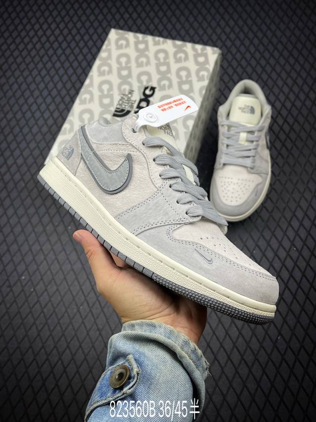 公司级the North Face X Air Jordan 1 Low 翻毛灰 此款主张打破传统的工业化流水线设计限制，以made By Ideas的超级创意