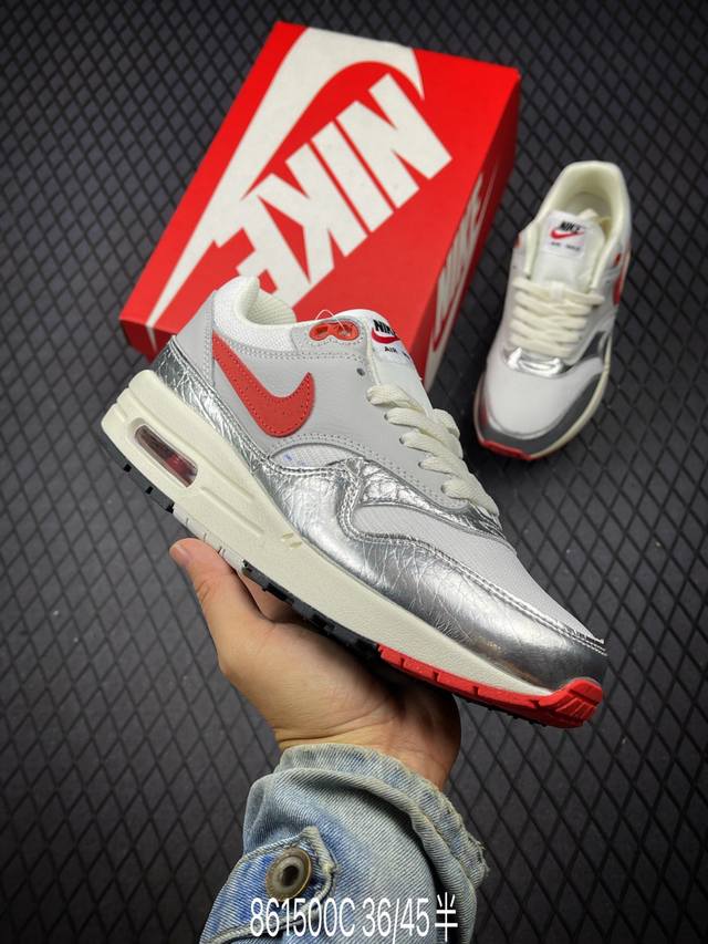 公司级nike Air Max 1 耐克气垫 缓震 耐磨运动鞋 鞋身材质均选择皮革 织物 麂皮多种材质覆盖 保证质感的前提下 层次感也相当不错 带有开窗式 Ai