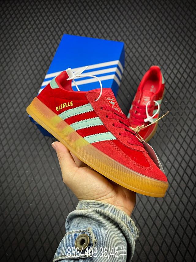 公司级adidas Originals Gazelle Indoor 三叶草休闲防滑耐磨低帮板鞋 鞋头出色设计 塑就出众贴合感 稳固的后跟贴合足部曲线设计 软弹