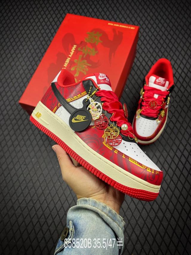 公司级nike Air Force 1 Okhr 龙凤呈祥 珍珠挂饰 耐克婚鞋 喜庆吉祥 防滑 低帮 板鞋 特殊鞋盒 配色灵感来自中式婚庆 保留原鞋白黑红基调的