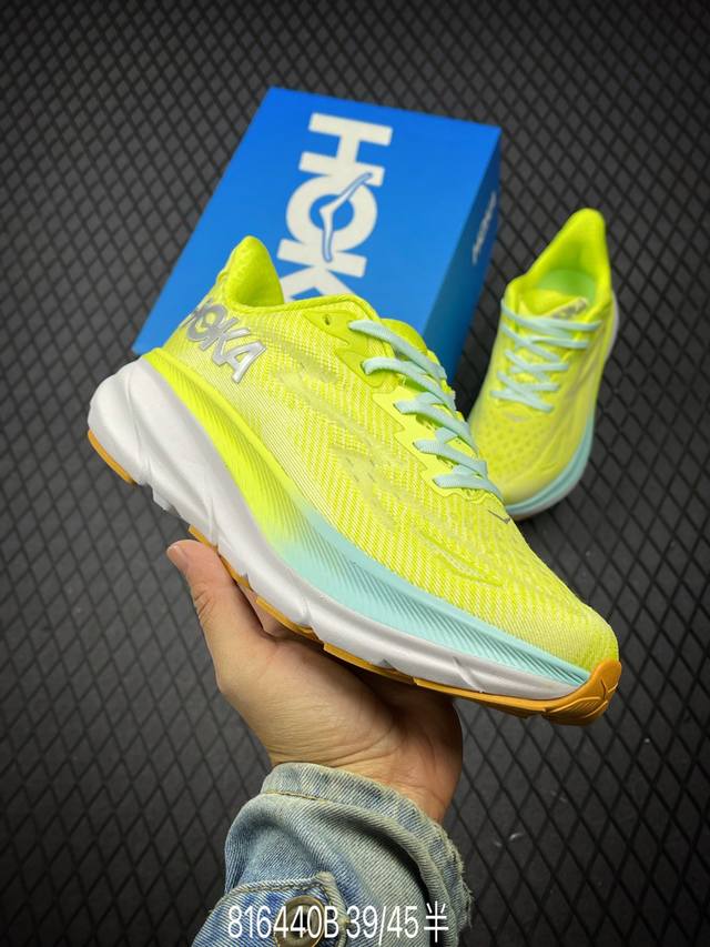 公司级小红书推荐hoka W Bondi 8全新配色 这个品牌来自于新西兰的毛利语，Hoka表示大地，One One表示飞越，连起来就是飞越地平线，One On