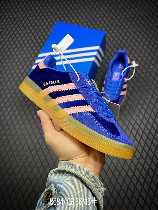 公司级adidas Originals Gazelle Indoor 三叶草休闲防滑耐磨低帮板鞋 鞋头出色设计 塑就出众贴合感 稳固的后跟贴合足部曲线设计 软弹