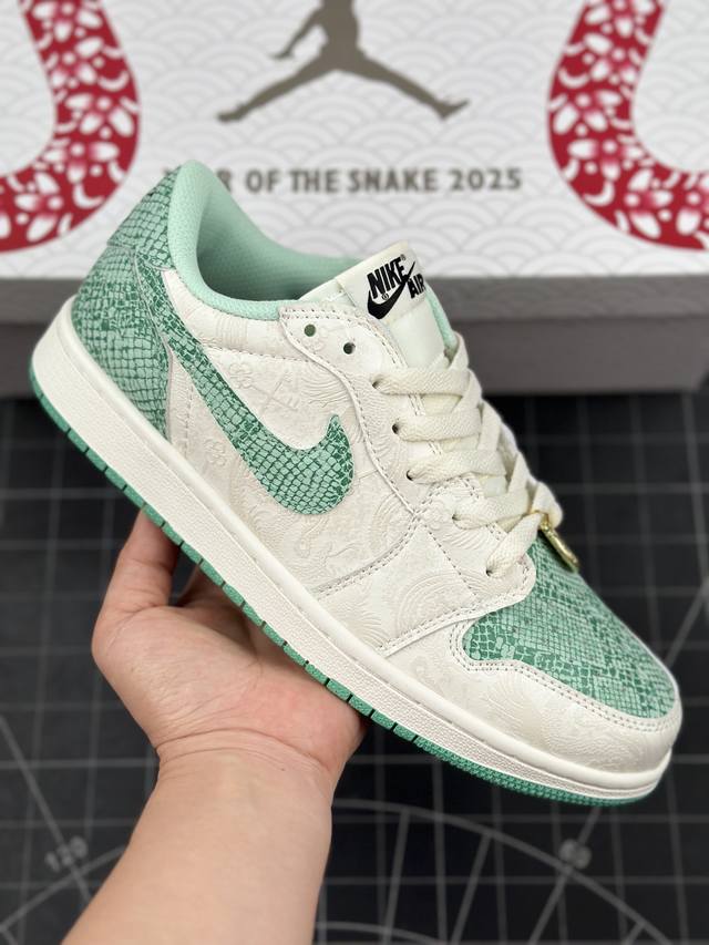 核心私 Air Jordan 1 Low Og Year Of The Snake 低帮 蛇年限定米白绿 Aj1 乔丹1代 乔丹篮球鞋系列 鞋款整体以米白色、浅