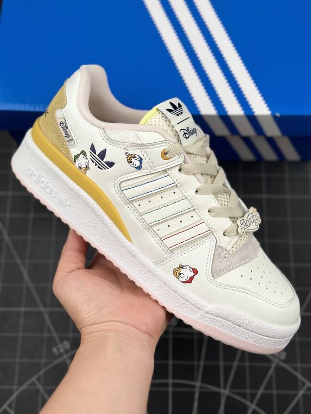 核心私 公司级阿迪达斯 Adidas Forum Low Cl 低帮百搭潮流休闲运动板鞋 以复古篮球鞋的外形为基础，采用皮革拼接，简约百搭，更加贴合舒适。中底内