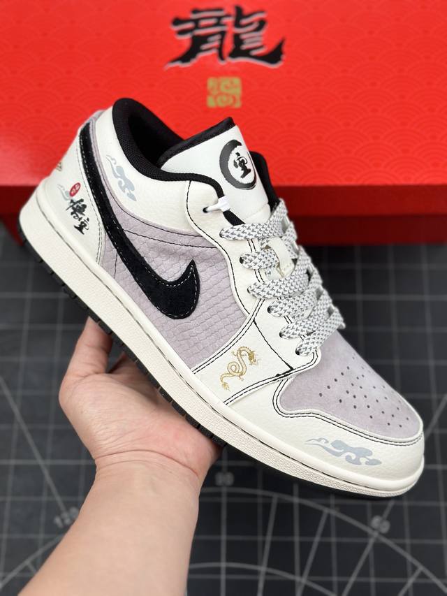 核心私 Wukong X Air Jordan 1 Low 悟空 X 乔丹 低帮 悟空米灰黑 Aj1 乔丹1代 乔丹篮球鞋系列 鞋身以米灰色作为主色调，搭配米白