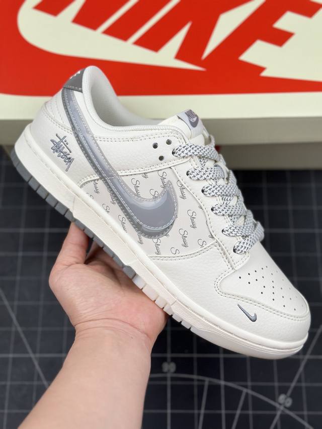 核心私 Nk Sb Dunk Low 斯图西联名-白灰双勾 周年高端定制 低帮休闲板鞋 #定制鞋盒 大厂纯原品质出货 超高清洁度 皮料切割干净无任何毛边 细节完