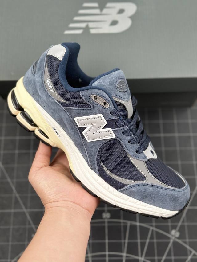 核心私 New Balance 2002系列 复古休闲跑步鞋 全新批次 细节材料升级，鞋款延续了经典科技，升级版n-Ergy缓震物料机能与材质上脚太舒适了，鞋面