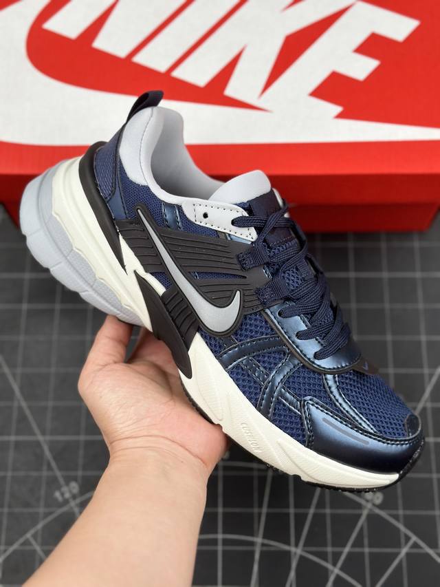 核心私 Nike 耐克 V2K Run 减震防滑 复古低帮跑步鞋 超火复古跑鞋 采用太空革组合呼吸网眼布鞋面材质，搭载正确4层组合底模，嵌入tpu加固稳定模块,