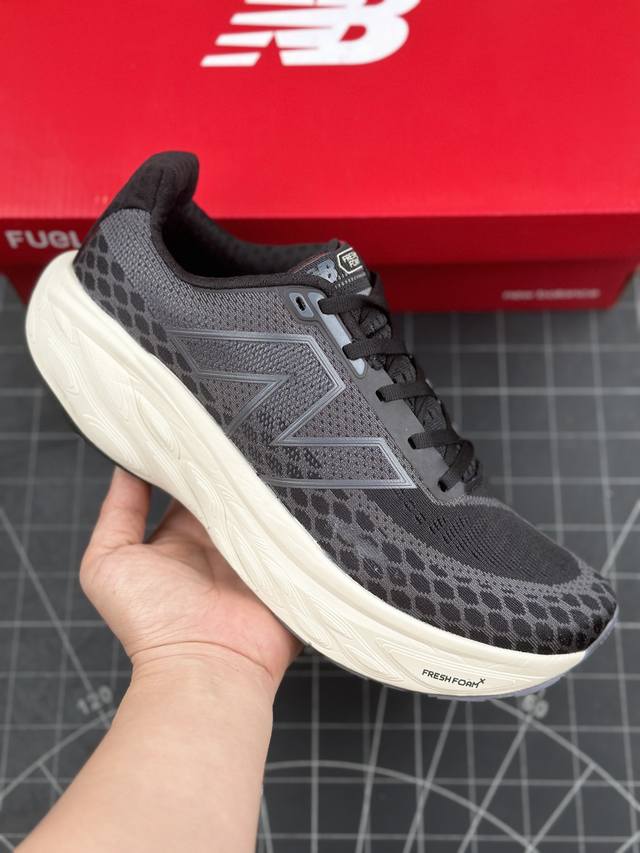 核心私 New Balance Fresh Foam X More V4 厚底时尚休闲跑鞋 #款鞋采用近几年比较流行的版型设计，外观时尚大气，鞋底采用耐磨的材质