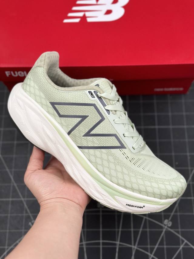 核心私 New Balance Fresh Foam X More V4 厚底时尚休闲跑鞋 #款鞋采用近几年比较流行的版型设计，外观时尚大气，鞋底采用耐磨的材质