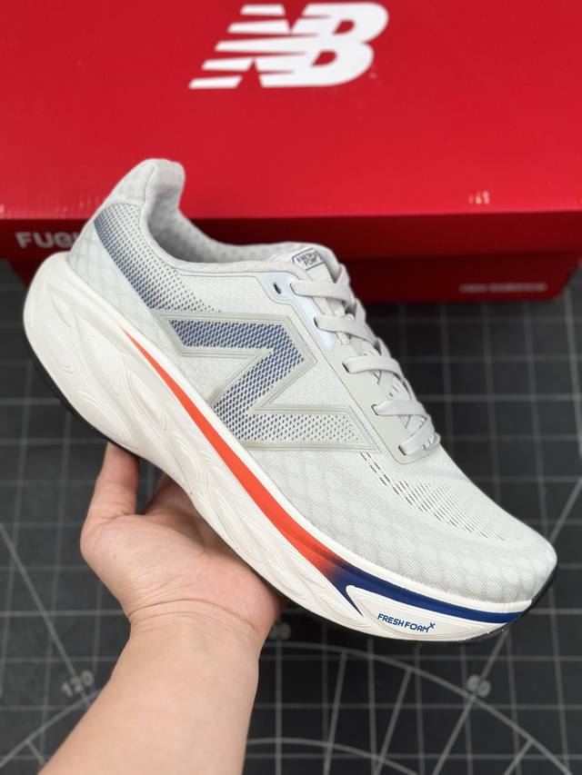 核心私 New Balance Fresh Foam X More V4 厚底时尚休闲跑鞋 #款鞋采用近几年比较流行的版型设计，外观时尚大气，鞋底采用耐磨的材质