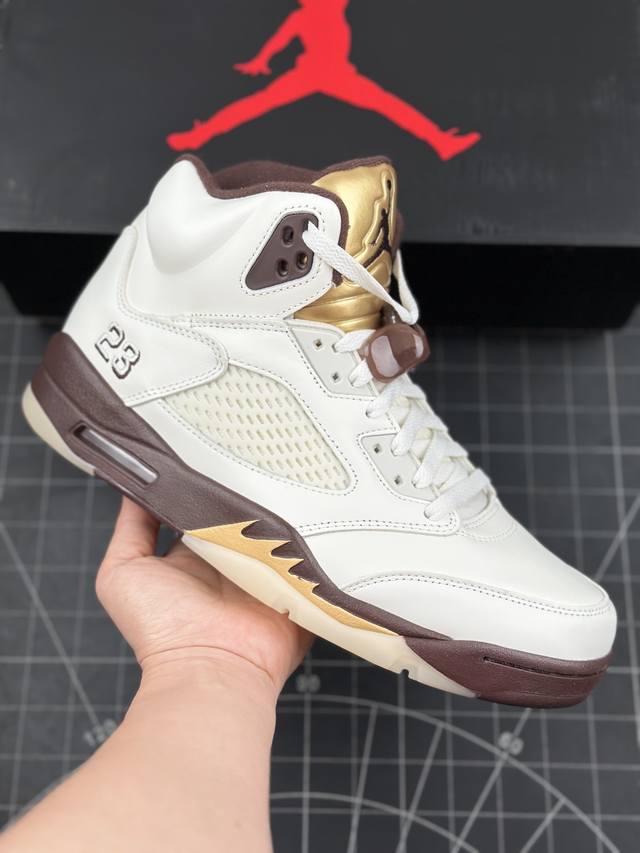 核心私 Air Jordan 5 Retro Aj5乔5白褐色 奥林匹克金牌同款 高帮篮球鞋系列 金色鞋舌颜值高，经典的金色反光，非常闪耀，很亮眼，日常穿搭尽显