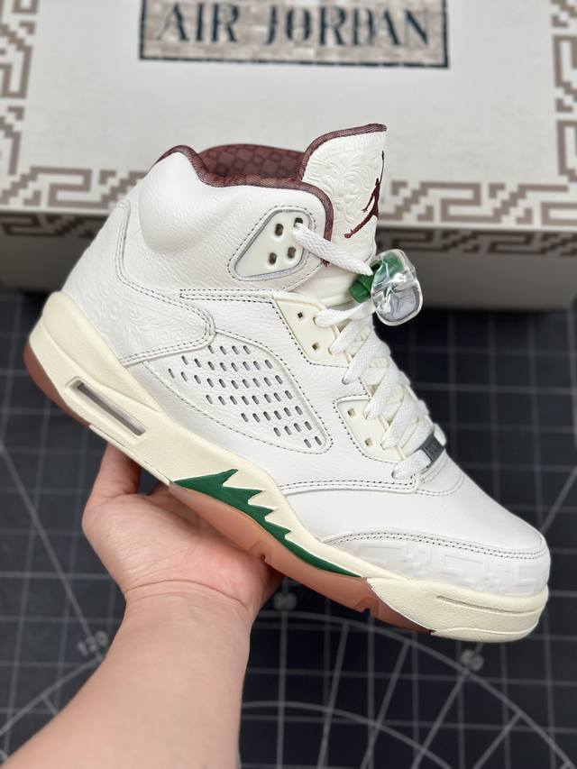 核心私 Air Jordan 5 Retro El Grito 高帮 墨西哥独立日 Aj5 乔丹5代 白红绿鸳鸯 乔丹篮球鞋系列 配色方案以白色为主，并在中底鲨