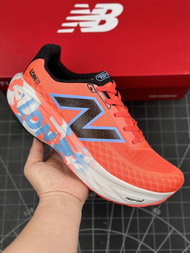 核心私 New Balance Fresh Foam X More V4 厚底时尚休闲跑鞋 #款鞋采用近几年比较流行的版型设计，外观时尚大气，鞋底采用耐磨的材质