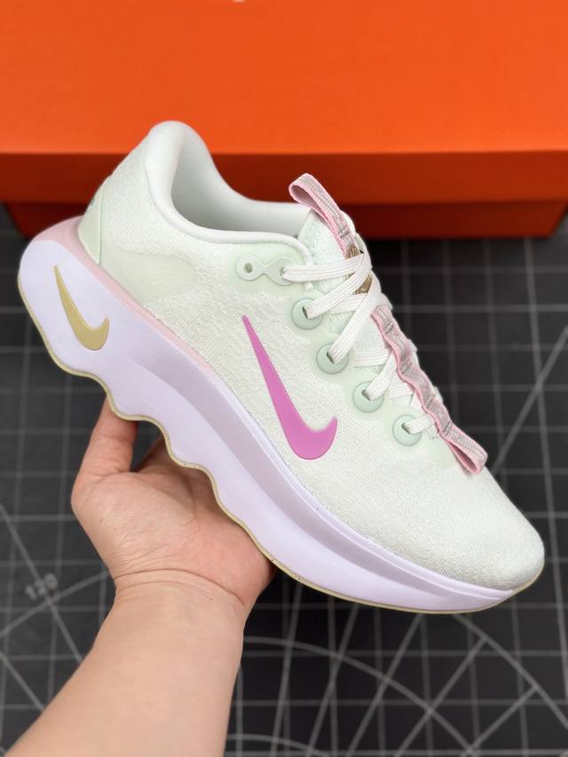 核心私 Wmns Nike Motiva系列跑步鞋 Cushlon30泡绵耐磨缓震跑步鞋 脚底下的缓震配置越厚 运动过程中的体验就会越柔软 越舒适 Nike M