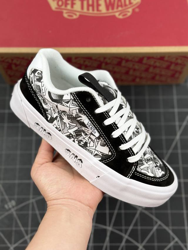 核心私 Vans Knu-Skool 联名黑白插图印花复古帆布板鞋 鞋面整体以白为主色，搭配了涂鸦图案，中底部分印上了sns字样，鞋垫部分也同样表示了其合作身份