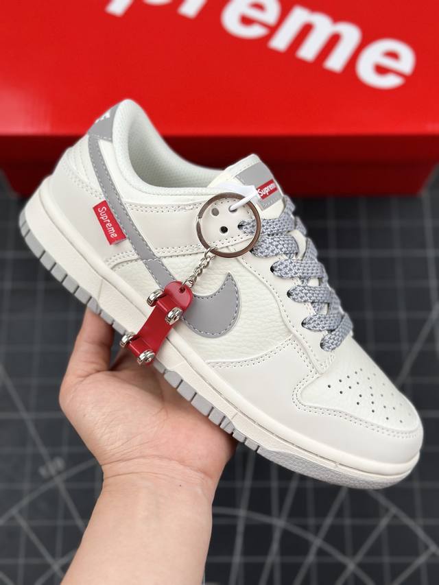 核心私 Supreme X Nk Dunk Low 联名款-米灰色 Sb低帮休闲板鞋 美国街头滑板鞋潮牌，红底白色的独特logo使supreme引领潮流，鞋底中