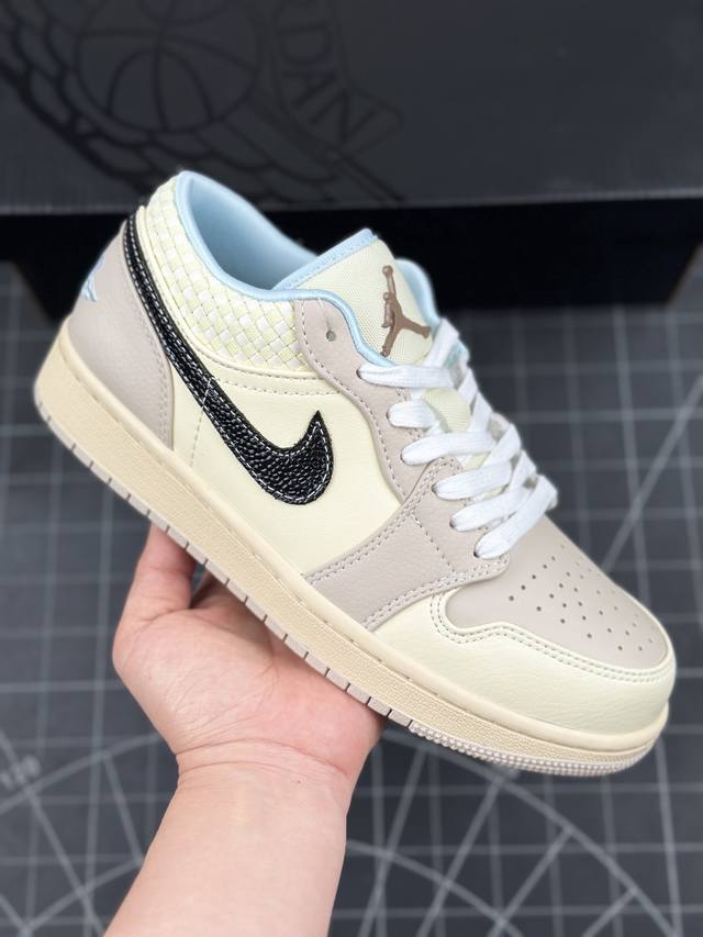 核心私 Air Jordan 1 Low Se Sanddrift 低帮 米棕黑编织 Aj1 乔丹1代 乔丹篮球鞋系列 鞋身整体以米棕色为主色调，搭配米白色框架