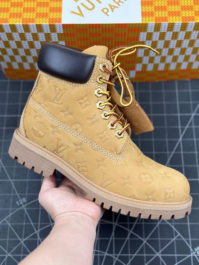 核心私 Lv X Timberland 添柏岚 联名款 老花 压花 大黄靴 及踝靴 短靴 Lv X Timberland 及踝靴取材 Monogram 压纹 磨