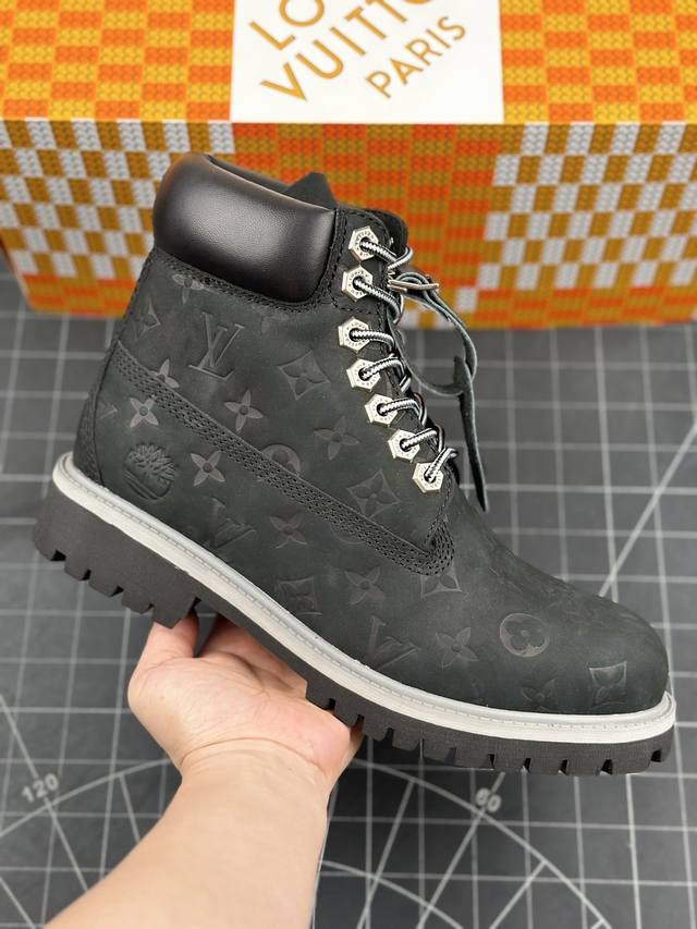 核心私 Lv X Timberland 添柏岚 联名款 老花 压花 大黄靴 及踝靴 短靴 Lv X Timberland 及踝靴取材 Monogram 压纹 磨