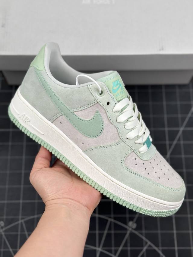 核心私 公司级耐克nike Air Force 1‘07 Se 空军一号低帮百搭休闲运动板鞋 柔软、弹性十足的缓震性能和出色的中底设计，横跨复古与现代的外型结合