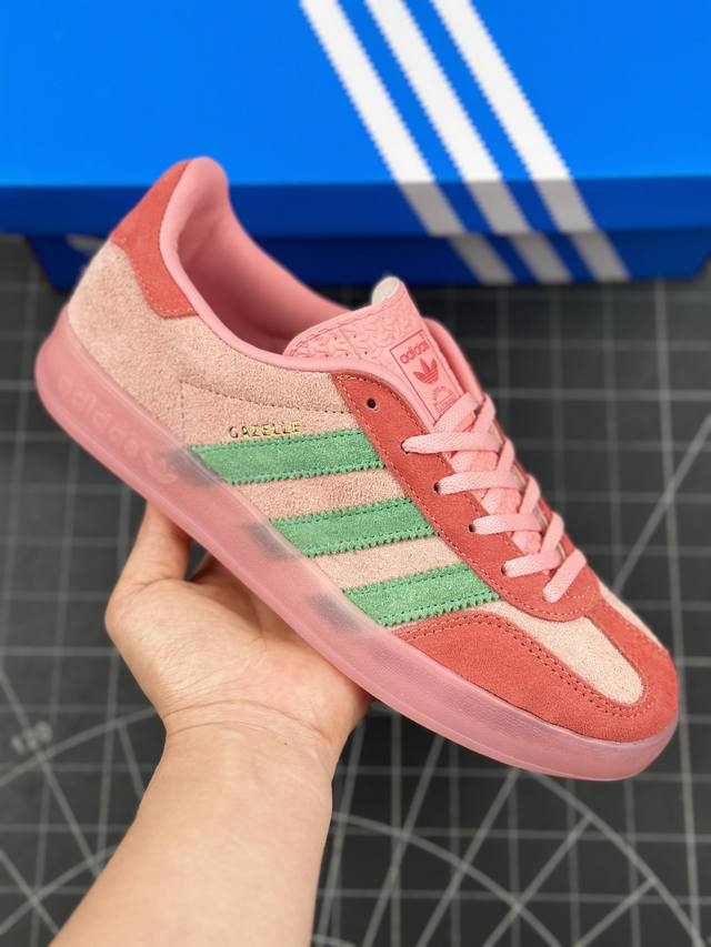 核心私 阿迪达斯adidas Gazelle Indoor Trainers 羚羊内训系列低帮复古德训风百搭休闲运动板鞋“翻毛西瓜粉绿” 90年代经典的复刻版！