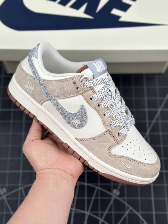 核心私 Nk Sb Dunk Low Un联名-浅棕亮银勾 周年高端定制 低帮休闲板鞋 #定制鞋盒 大厂纯原品质出货 超高清洁度 皮料切割干净无任何毛边 细节完