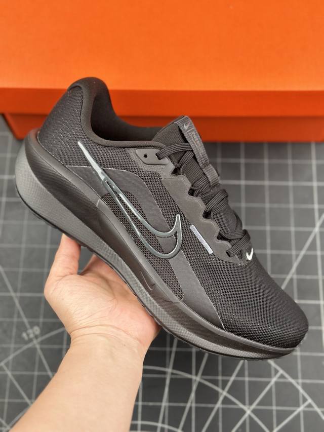 核心私 公司级耐克nike Downshifter 13 网面透气 舒适减震 防滑耐磨跑鞋 登月13代 非凡体验,轻盈舒适。专为实现舒适畅跑而打造, 采用出色鞋