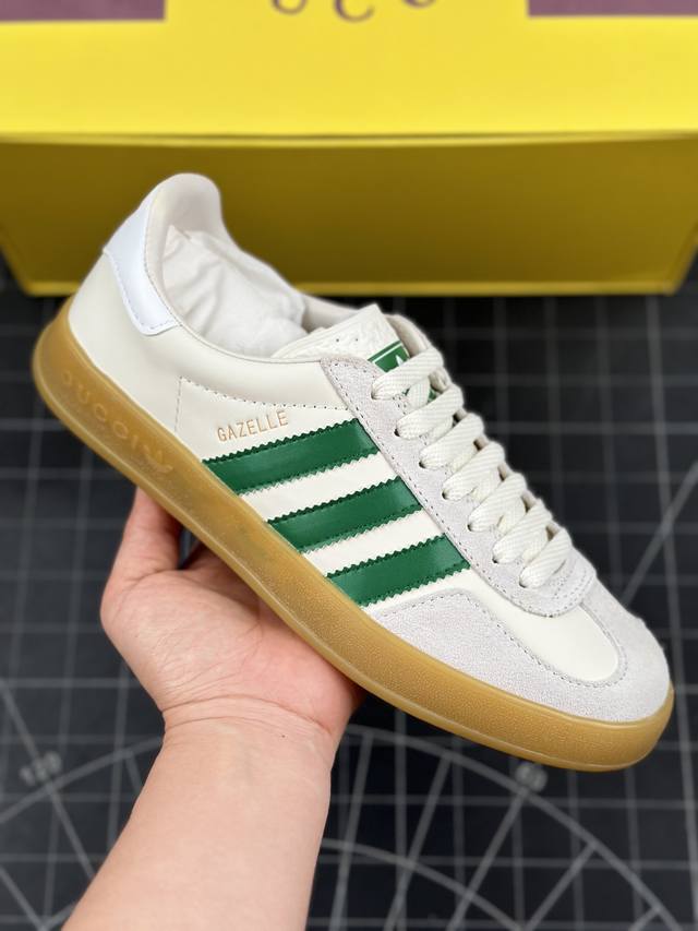 核心私 Adidas X Gucci 重磅联名 三叶草logo与标志性三条杆为设计元素 将其与独属于的gucci 双方选择adidas Originals经典鞋