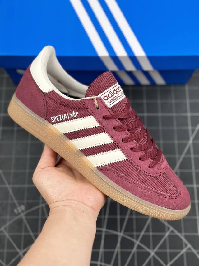 核心私 阿迪达斯adidas Originals Handball Spzl 手球运动员系列百搭休闲运动板鞋“灯芯绒酒红米白生胶底” 这款来自阿迪达斯的这款ha