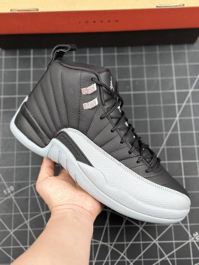 核心私 Air Jordan 12 Retro Black Wolf Grey 高帮aj12 乔丹12代 黑狼灰流感之战乔丹篮球鞋系列 鞋身整体采用黑灰皮革搭配