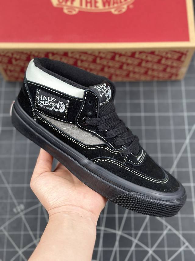 核心私 Vans Half Cab 33 Dx 传奇滑冰运动员签名款中邦滑板鞋 #鞋面采用毛绒绒面革和皮革材料混合制成。黑色为运动鞋带来垂坠感，而白色缝线、鞋带