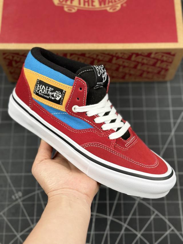 核心私 万斯vans Half Cab Pro 传奇滑冰运动员签名款中帮滑板鞋 鞋面采用毛绒绒面革和皮革材料混合制成。红色为运动鞋带来垂坠感，而白色缝线、鞋带和