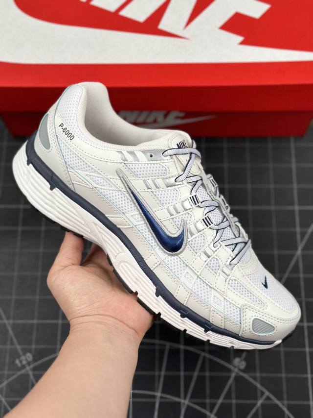 核心私 耐克 Nike P-6000 复古科技个性休闲运动老爹鞋 该鞋款鞋面采用纵横交错的覆面，重现 0 年代跑鞋风格，同时搭配缓震鞋垫，带来舒适的步履体验。