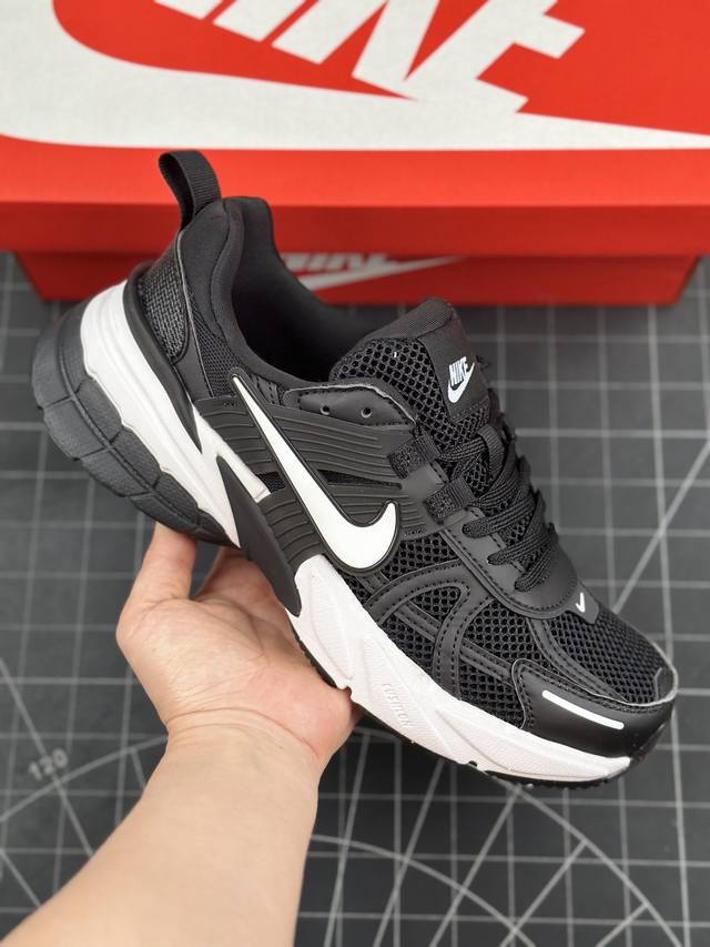 核心私 公司级nike V2K Run 复古单品 复古老爹鞋跑步鞋 鞋款被命名为 Runtekk 设计上借鉴了 2000 年的跑鞋风格 配色上以金属银为主调 简