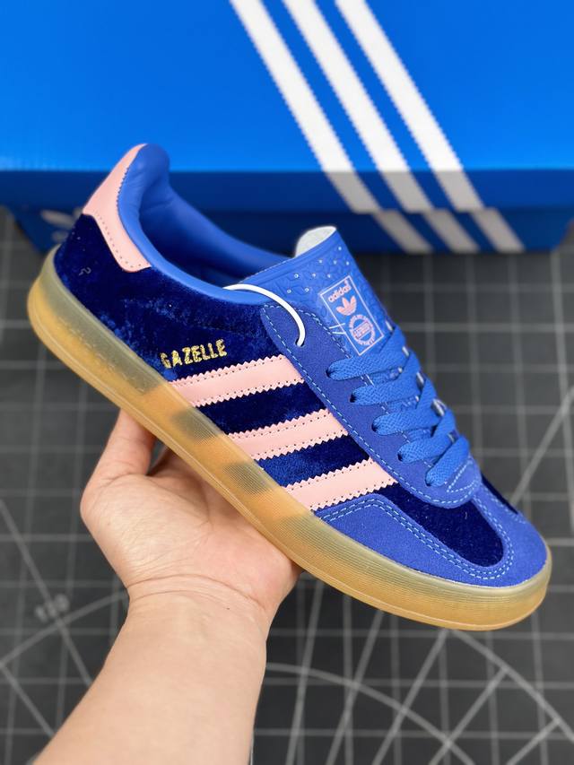 核心私 Adidas Originals Gazelleindoor 复古三叶草防滑透明橡胶板鞋经典运动鞋 这款经典鞋,忠于原版设计,缀撞色三条纹和鞋跟饰片。采