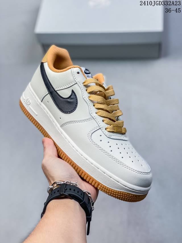 公司级带半码耐克Nike AIR FORCE 7 空军一号低帮百搭休闲运动板鞋。柔软、弹性十足的缓震性能和出色的中底设计，横跨复古与现代的外型结合，造就出风靡全