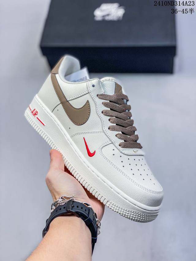 真标带半码耐克Nike AIR FORCE 1‘07 空军一号低帮百搭休闲运动板鞋。柔软、弹性十足的缓震性能和出色的中底设计，横跨复古与现代的外型结合，造就出风