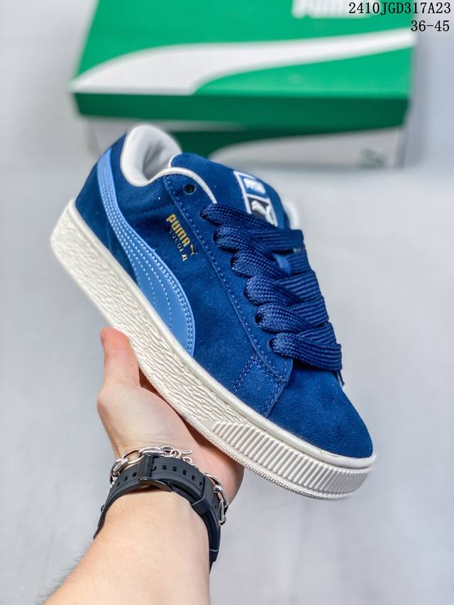 彪马PUMA suede男女板鞋个性时尚翻毛皮代购正品24年新鞋身以细腻的绒面麂皮包裹，中底选择了与德训鞋类似的生胶材质打造。并且厚度十分可观，相信可以将脚感与