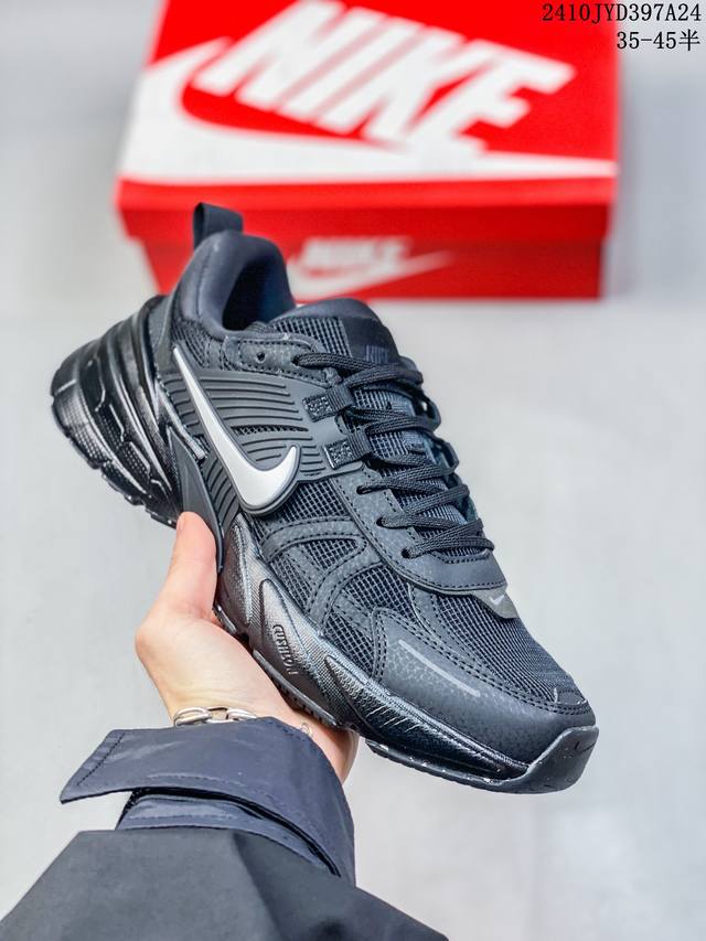 公司级耐克NIKE V2K RUN跑步鞋复古风潮 网面透气运动鞋 灰银紧致的鞋面材质提供良好的包裹性鞋侧 Swoosh以及鞋头部分搭配增添不少亮点的镀铬细节鞋垫