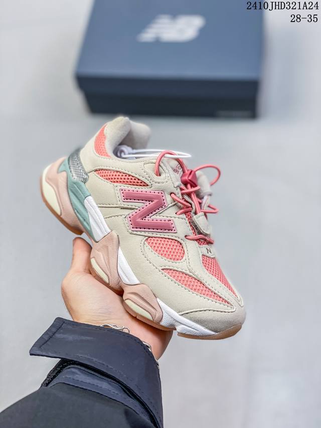 童鞋Joe Freshgoods x New Balance NB9060 联名款 复古休闲运动慢跑鞋 鞋款灵感源自设计师本人对夏日的怀日回忆。鞋面大身由空间双