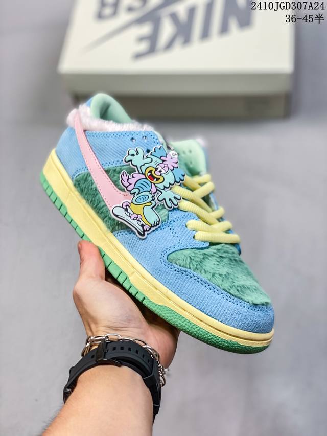 公司带半码 耐克Nike SB Dunk Low 扣篮系列复古低帮休闲运动滑板板鞋。采用脚感柔软舒适ZoomAir气垫，有效吸收滑板等极限运动在落地时带来的冲击