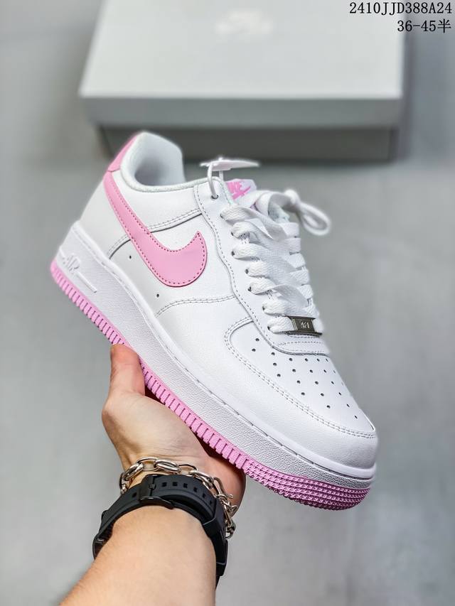 公司级带半码耐克Nike AIR FORCE 7 空军一号低帮百搭休闲运动板鞋。柔软、弹性十足的缓震性能和出色的中底设计，横跨复古与现代的外型结合，造就出风靡全