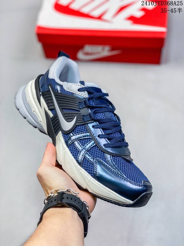 Nike 耐克 V2K Run 减震防滑 复古低帮运动跑步鞋 采用太空革组合呼吸网眼布鞋面材质嵌入TPU加固稳定模块,双层MD发泡缓震中底及防滑橡胶底片最近在时