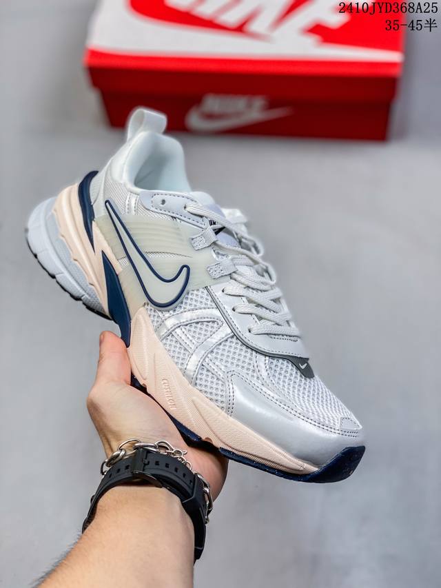 Nike 耐克 V2K Run 减震防滑 复古低帮运动跑步鞋 采用太空革组合呼吸网眼布鞋面材质嵌入TPU加固稳定模块,双层MD发泡缓震中底及防滑橡胶底片最近在时