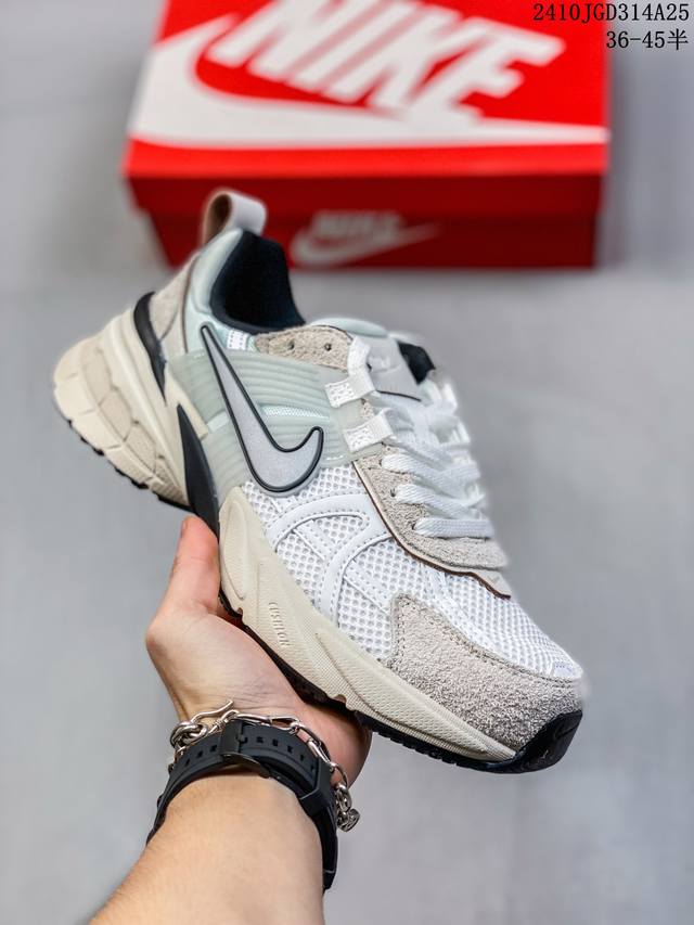 Nike 耐克 V2K Run 减震防滑 复古低帮运动跑步鞋 采用太空革组合呼吸网眼布鞋面材质嵌入TPU加固稳定模块,双层MD发泡缓震中底及防滑橡胶底片最近在时