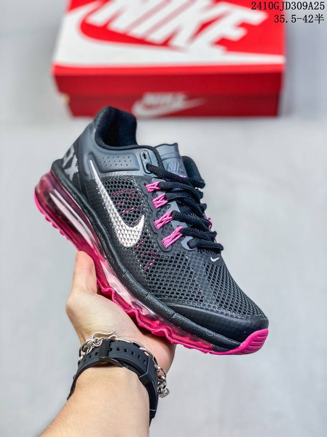 Nike Air Max 2013 联名气垫跑鞋 整体依旧以Stussy标志性的麻布编织材质覆盖 鞋身大面积采用了网眼材质为主 并且后跟部分还带有反勾Swoos