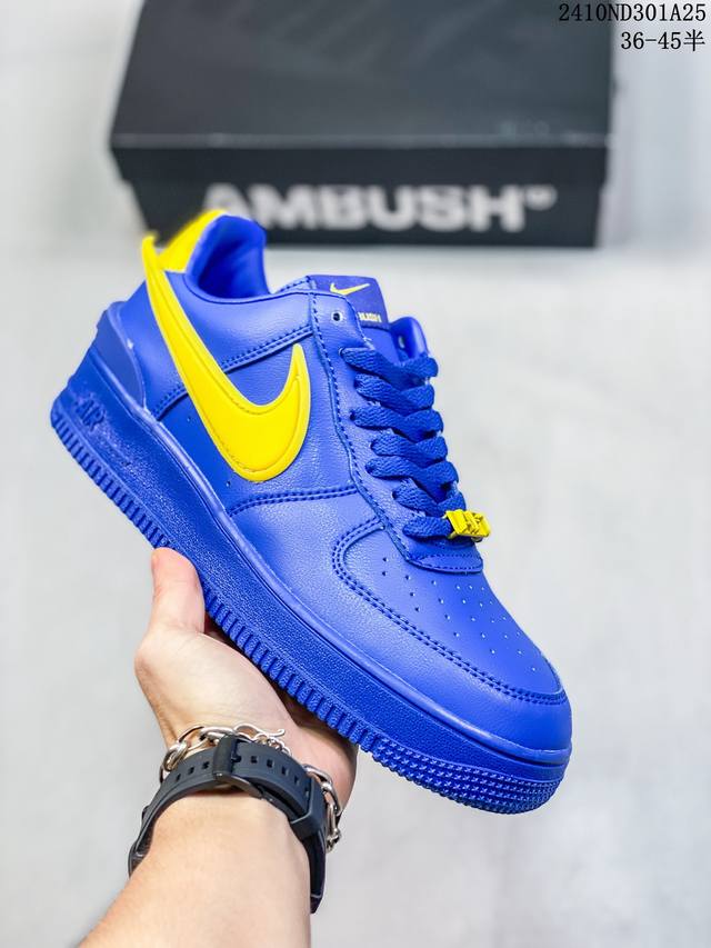 真标带半码耐克Nike AIR FORCE 1‘07 空军一号低帮百搭休闲运动板鞋。柔软、弹性十足的缓震性能和出色的中底设计，横跨复古与现代的外型结合，造就出风